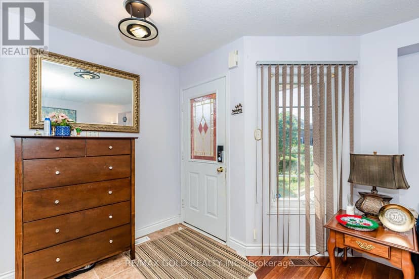 12 McCleave Crescent — photo 4 of 40