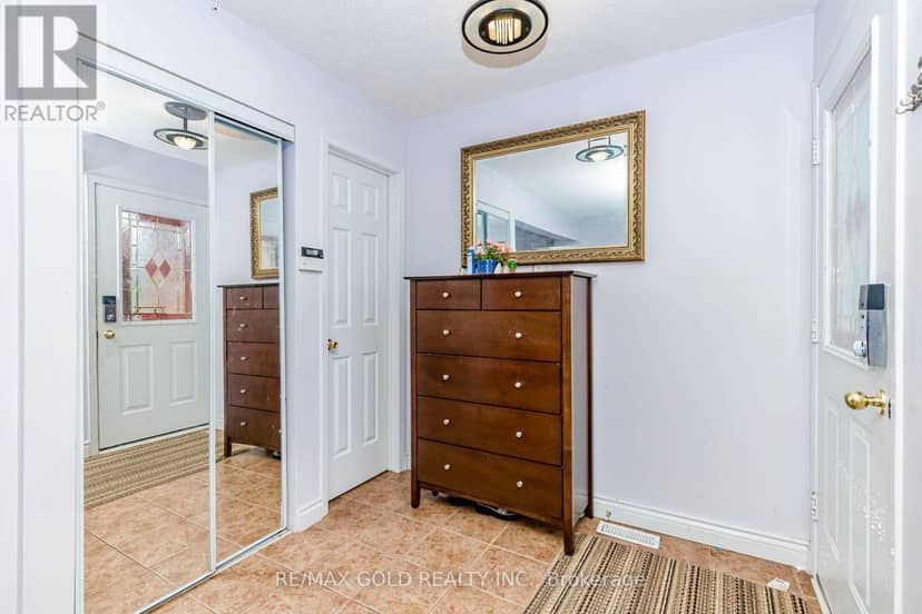 12 McCleave Crescent — photo 5 of 40