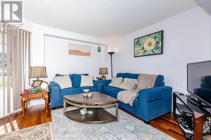 12 McCleave Crescent — photo 8 of 40