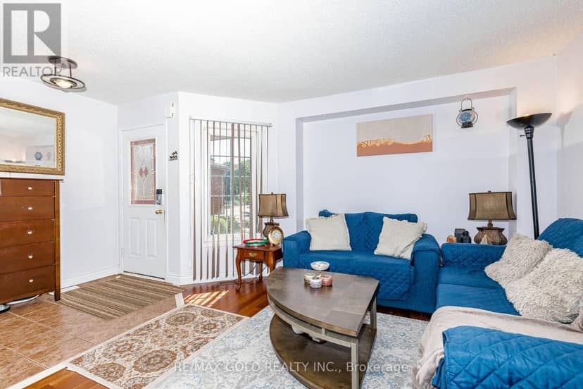 12 McCleave Crescent — photo 9 of 40