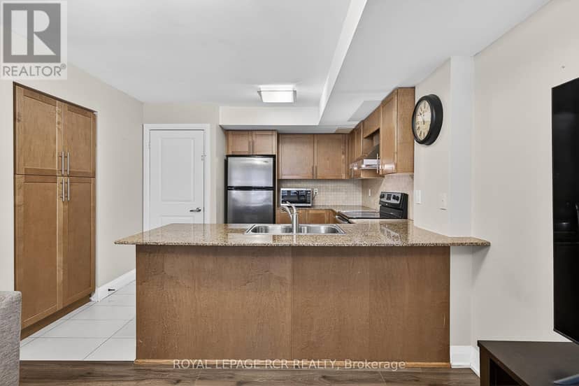 138 - 326 John Street — photo 15 of 31