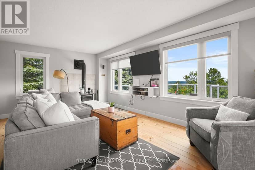 8 Lloyd's Traverse Crescent — photo 18 of 40