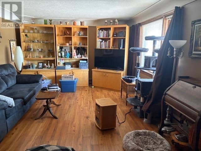 90 Henrietta AVE — photo 3 of 10