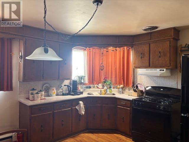 90 Henrietta AVE — photo 4 of 10