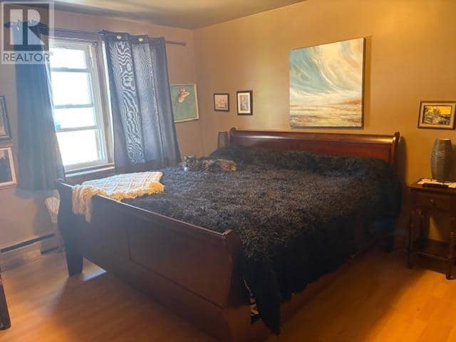 90 Henrietta AVE — photo 5 of 10