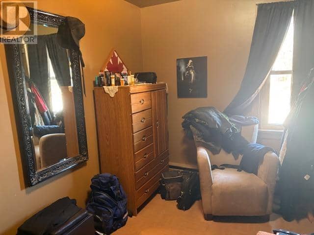 90 Henrietta AVE — photo 7 of 10