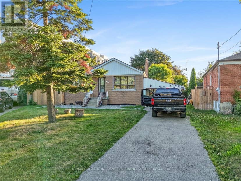 19 Wigan Crescent — photo 1 of 24