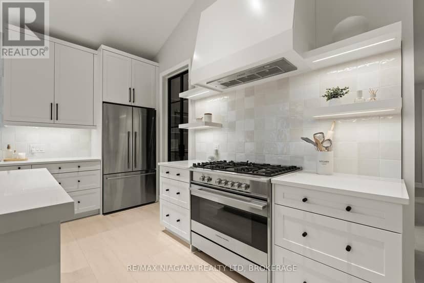 27 Maple Leaf Avenue S — photo 11 of 40