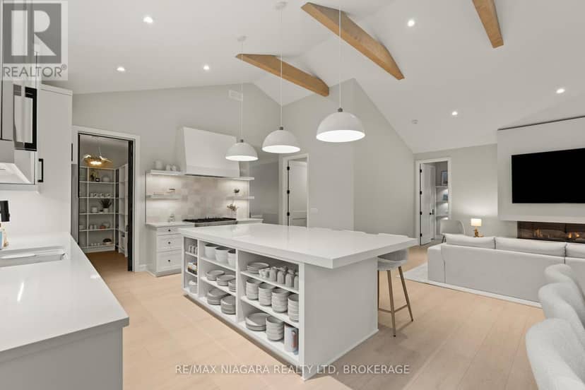 27 Maple Leaf Avenue S — photo 8 of 40