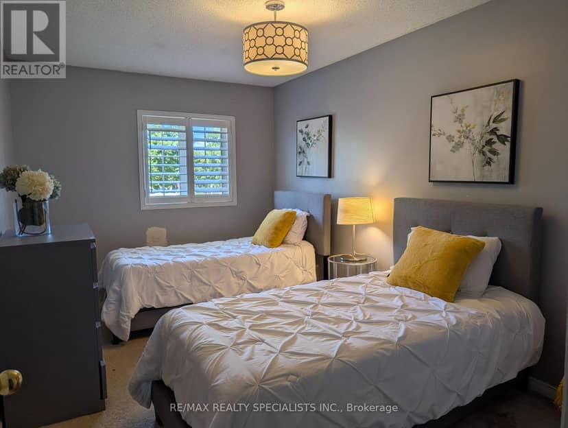 20 Thorp Crescent — photo 2 of 40