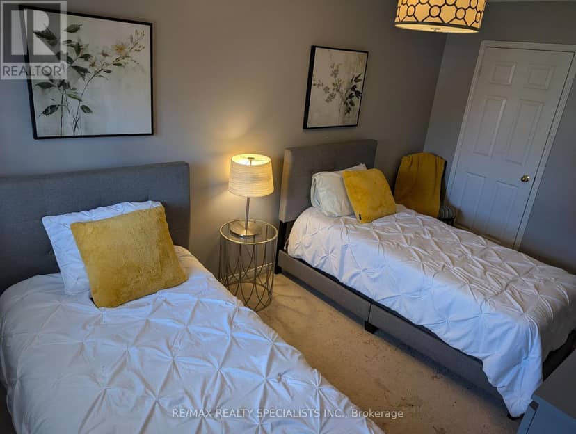 20 Thorp Crescent — photo 3 of 40