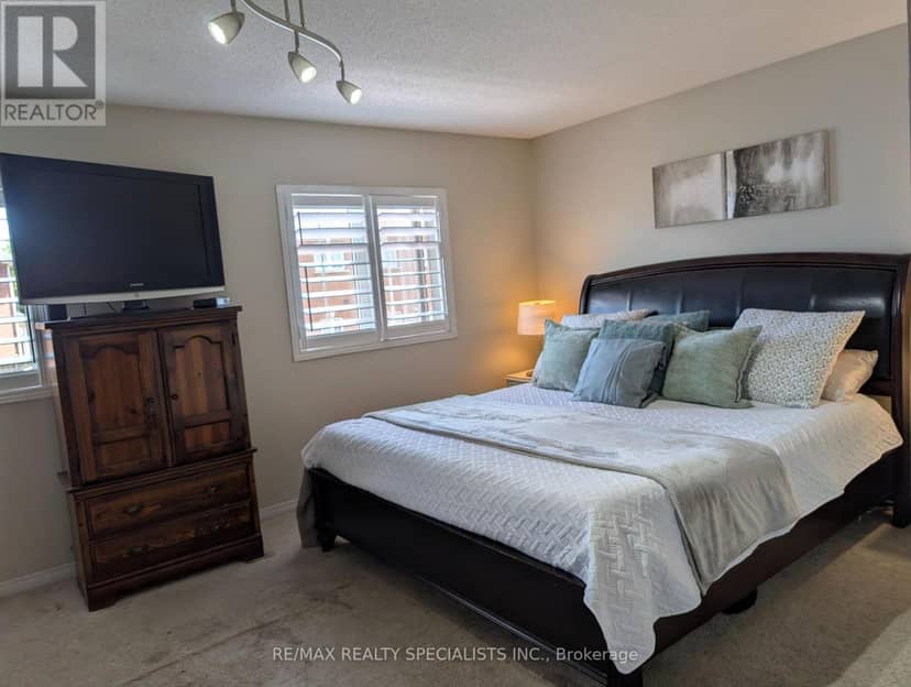 20 Thorp Crescent — photo 5 of 40