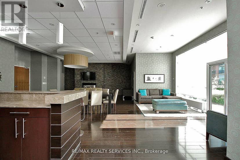 2009 - 215 Queen Street E — photo 10 of 15