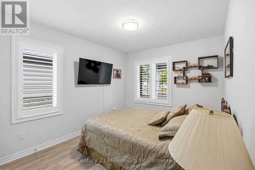 66 Ivy Crescent — photo 20 of 25