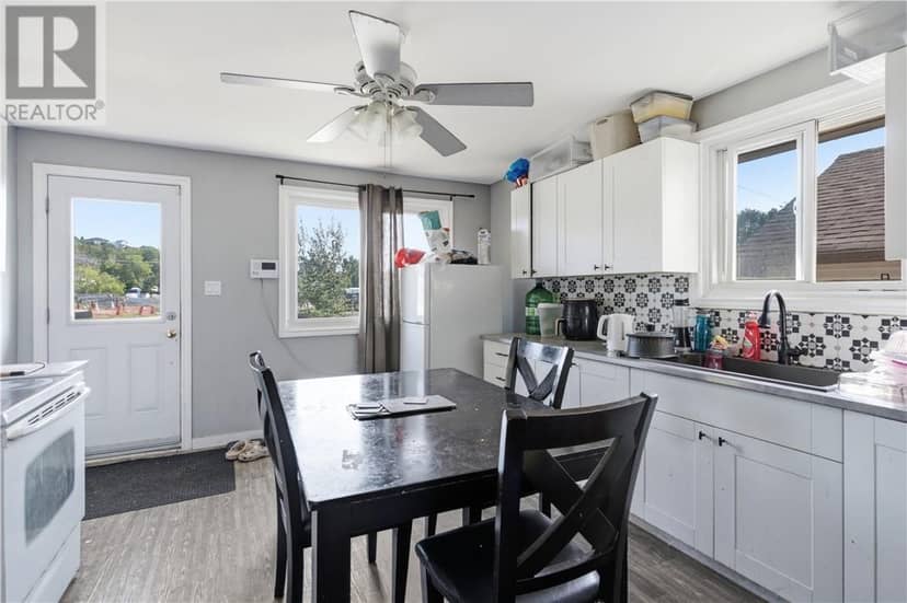 398 Bond Street — photo 4 of 24