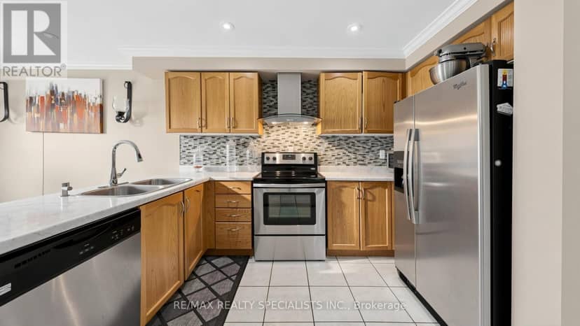 193 Queen Mary Drive — photo 14 of 40