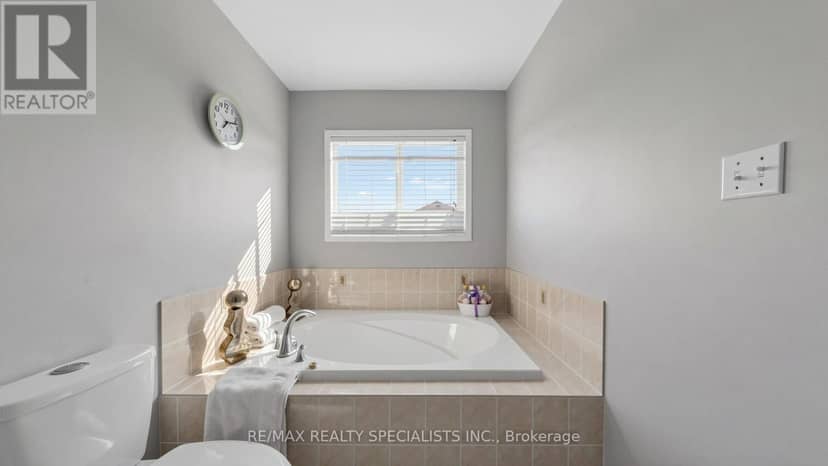 193 Queen Mary Drive — photo 29 of 40