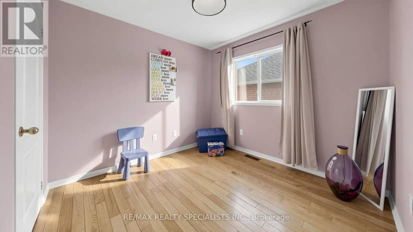 193 Queen Mary Drive — photo 33 of 40