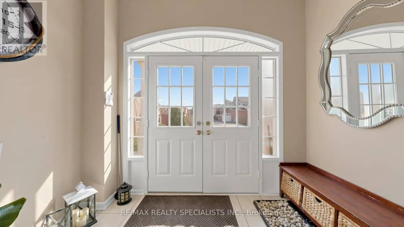 193 Queen Mary Drive — photo 5 of 40