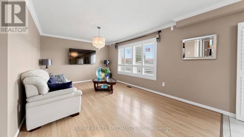 193 Queen Mary Drive — photo 7 of 40