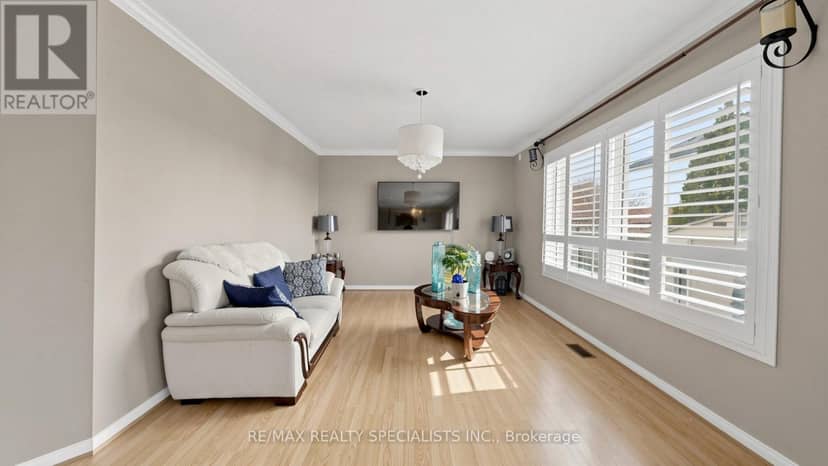 193 Queen Mary Drive — photo 8 of 40