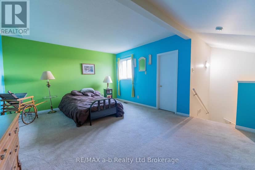 8 - 19 Wren Court — photo 18 of 27