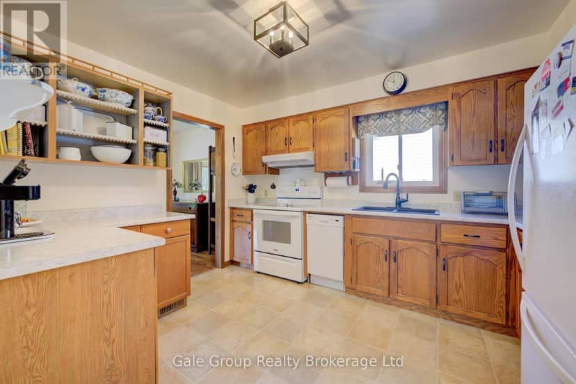 456 Ojibway Street — photo 11 of 35