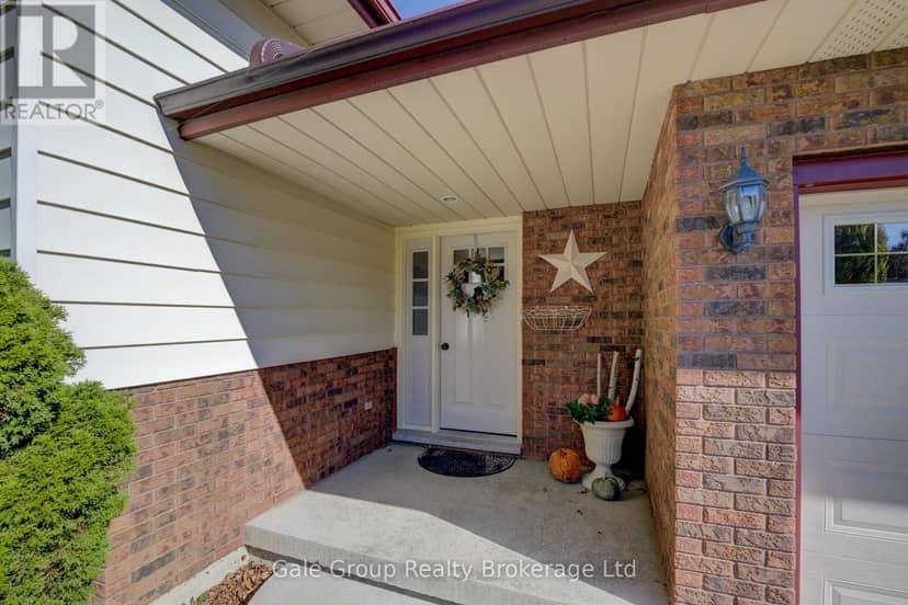 456 Ojibway Street — photo 3 of 35