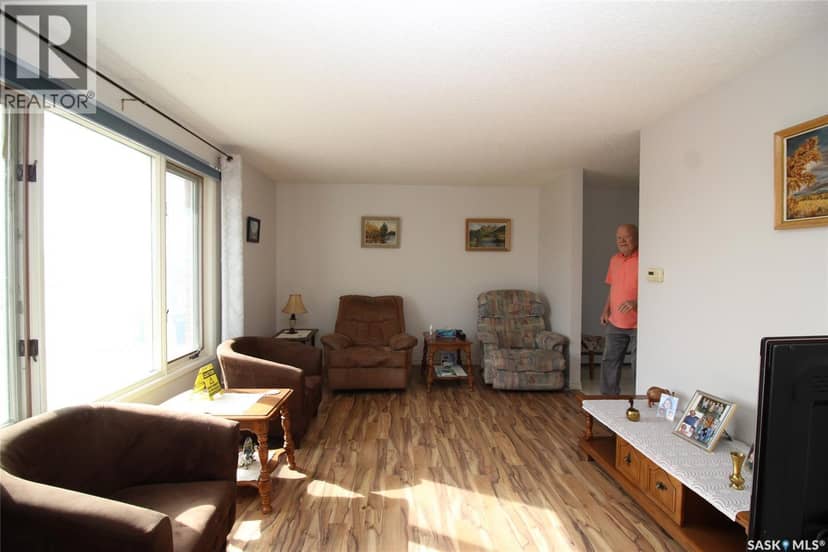 595 9th STREET W, Shaunavon, photo 4