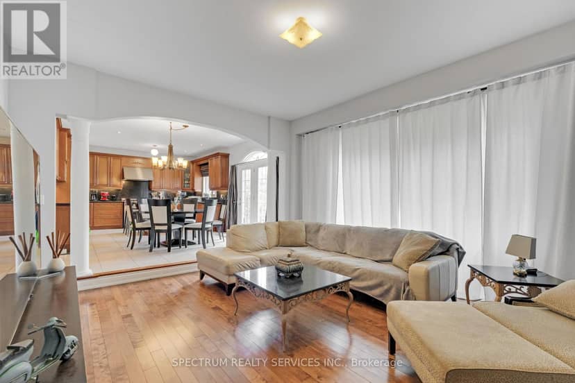 24 Aristocrat Road — photo 10 of 34