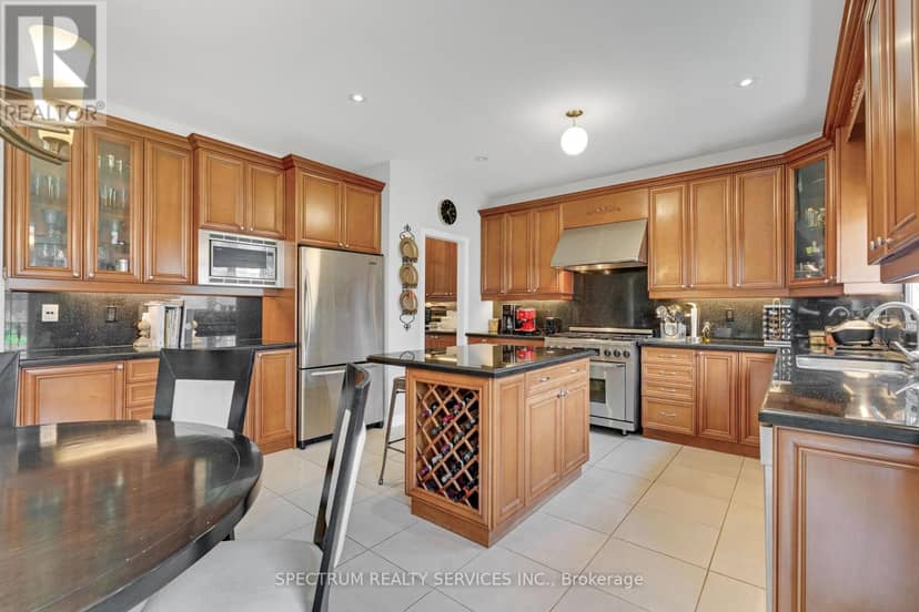 24 Aristocrat Road — photo 12 of 34