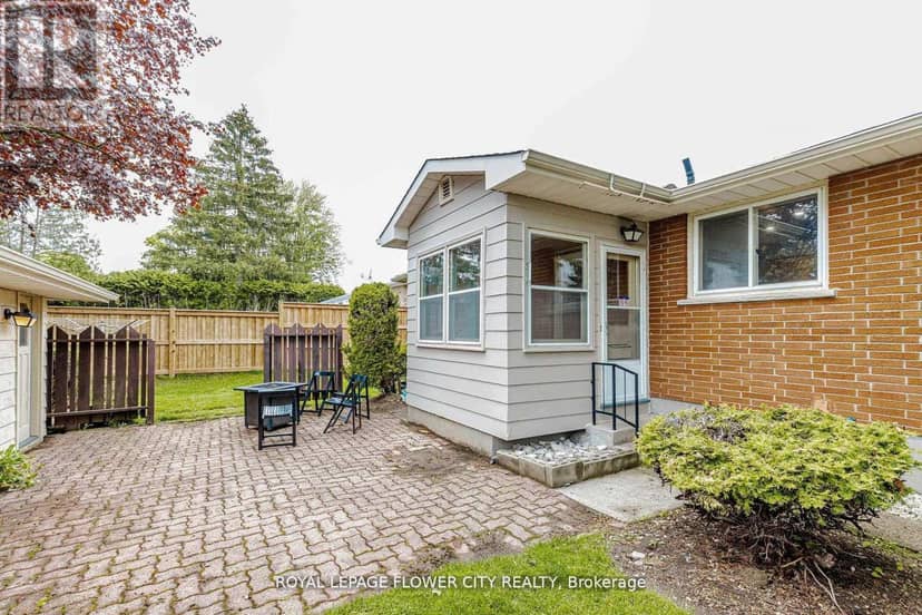 15 Cumberland Crescent — photo 2 of 37