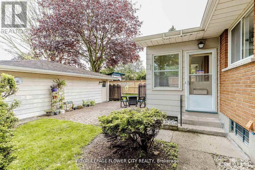15 Cumberland Crescent — photo 3 of 37