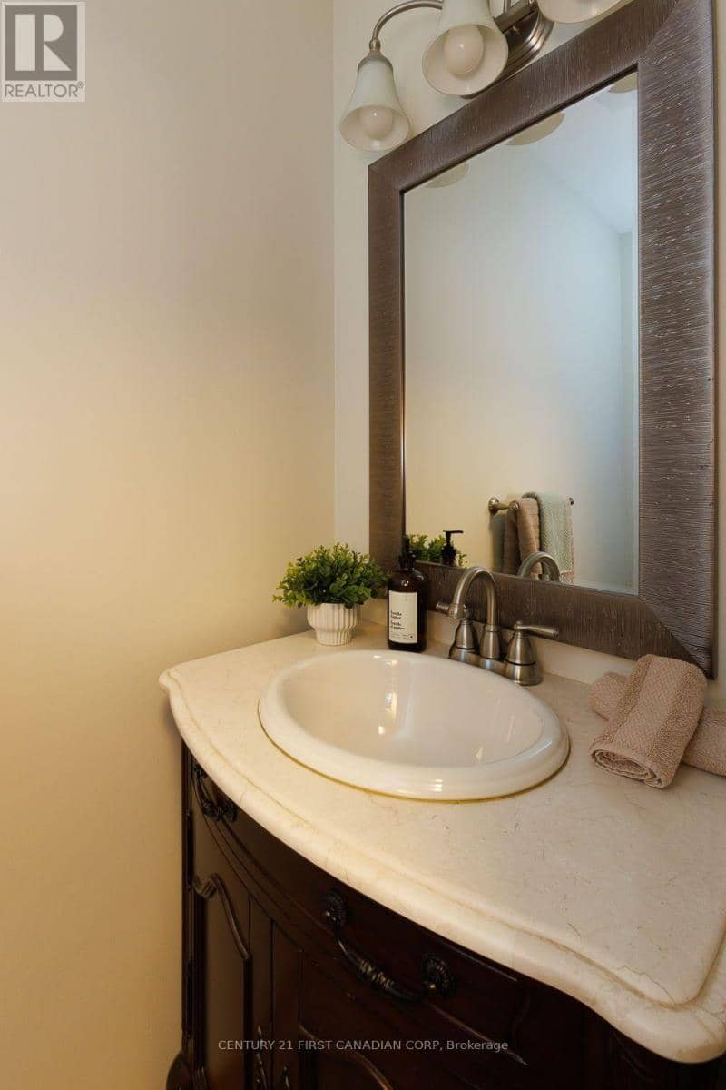 255 Deveron Crescent — photo 17 of 40
