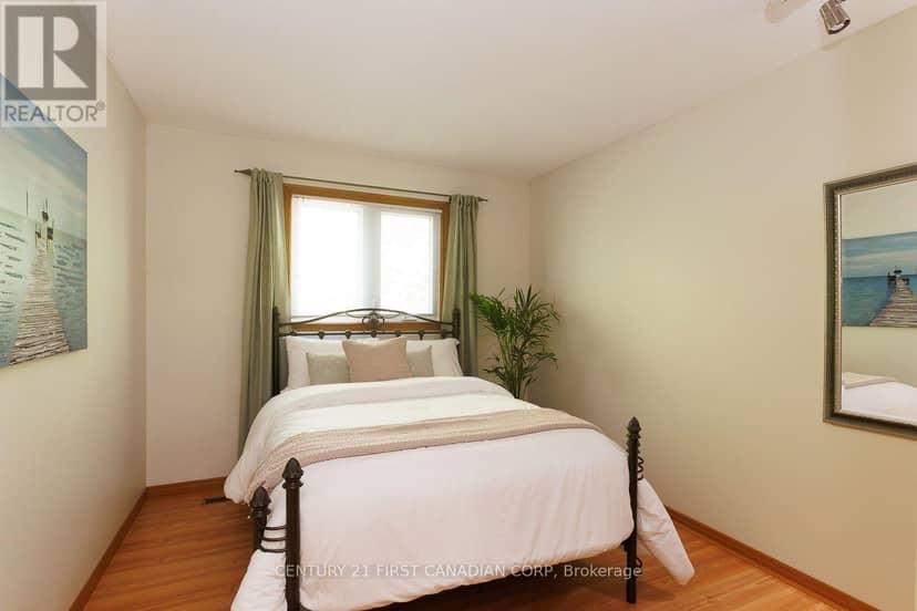 255 Deveron Crescent — photo 18 of 40