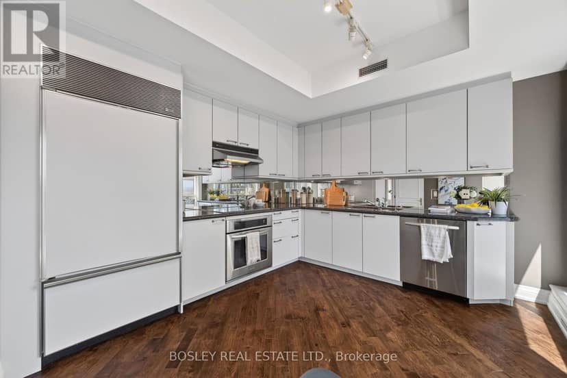 1403 - 38 Avenue Road — photo 13 of 36