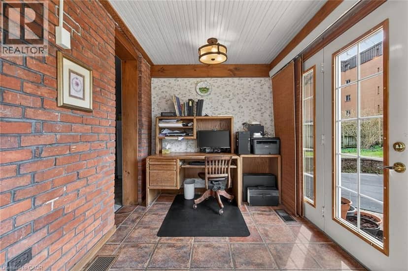158 TALBOT Street N — photo 25 of 40