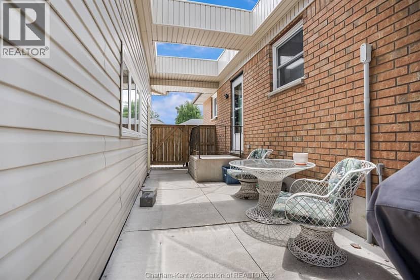 222 Catherine STREET — photo 4 of 37