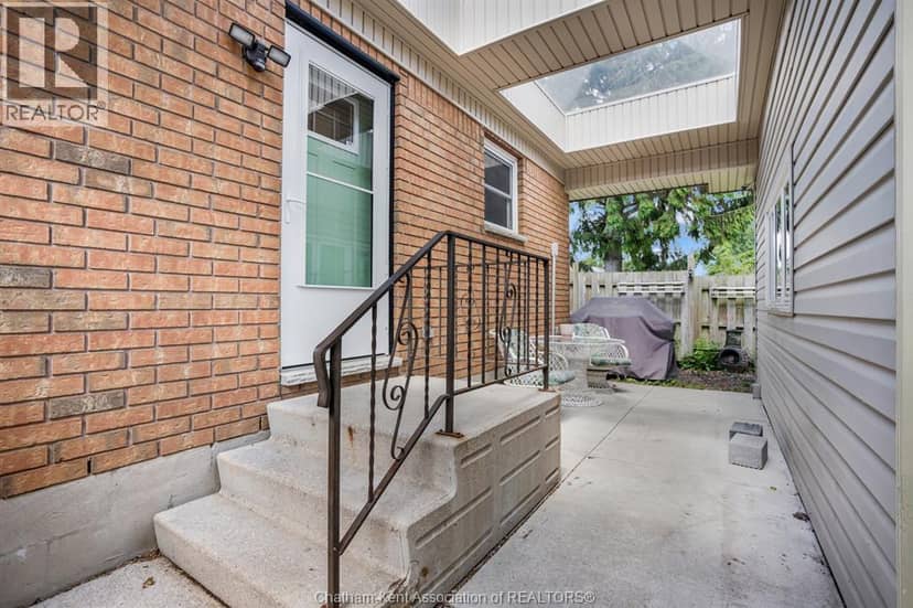 222 Catherine STREET — photo 3 of 37