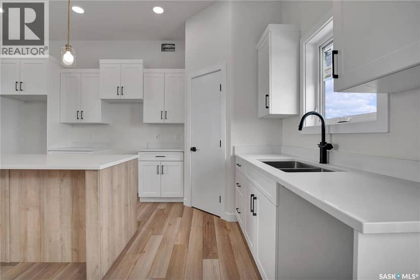 220 Veterans DRIVE — photo 5 of 22