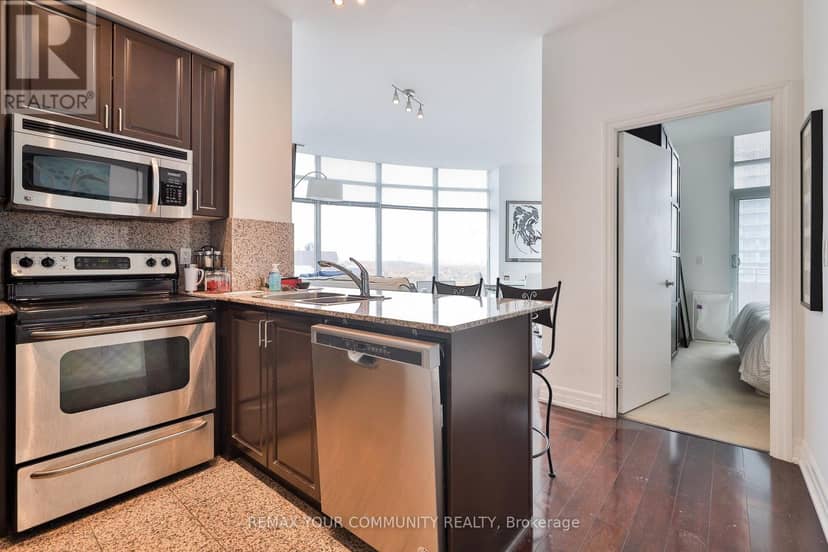 PH 201 - 8 Scollard Street — photo 5 of 33