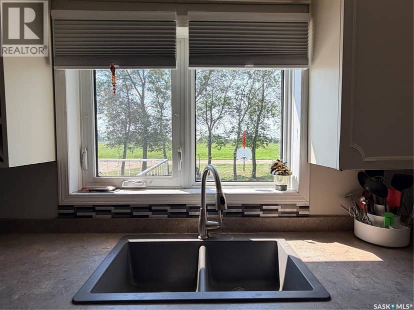 252 Railway AVENUE — photo 11 of 40