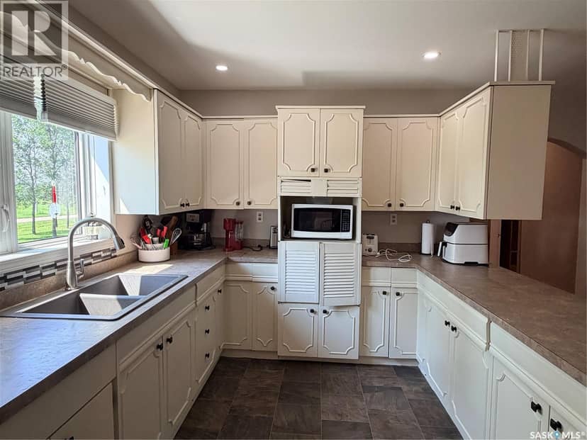 252 Railway AVENUE — photo 9 of 40