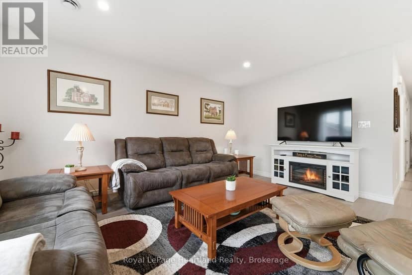251 Lake Breeze Drive — photo 10 of 35