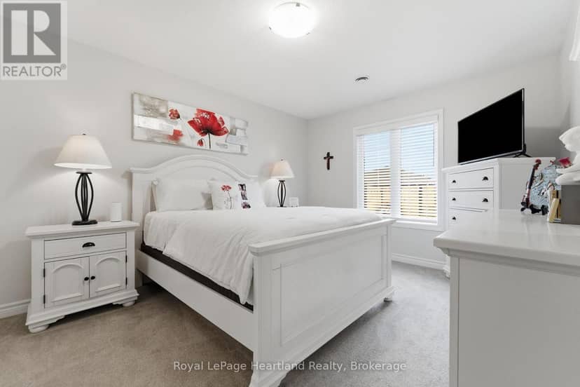 251 Lake Breeze Drive — photo 16 of 35