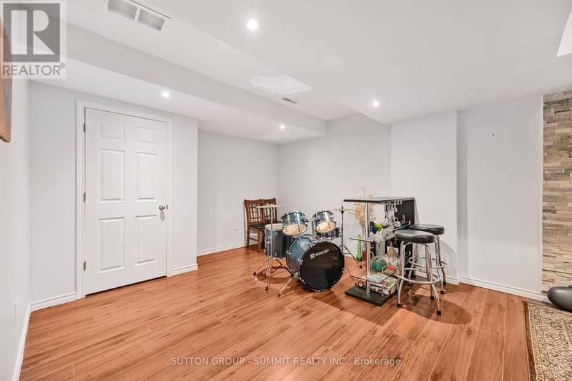 238 King Street S — photo 28 of 33