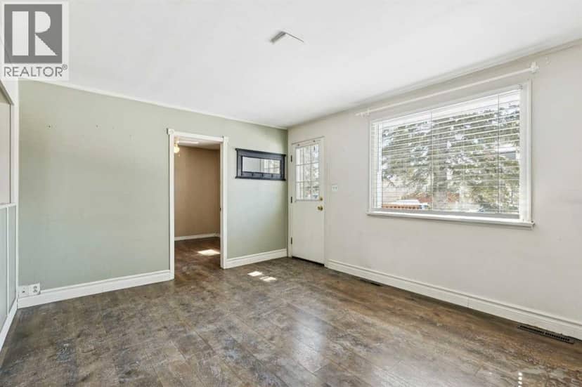 8312 47 Avenue NW, Calgary, photo 4