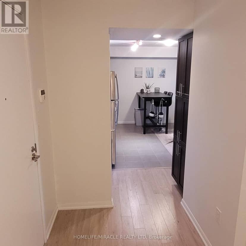 529 - 830 Lawrence Avenue W — photo 19 of 20
