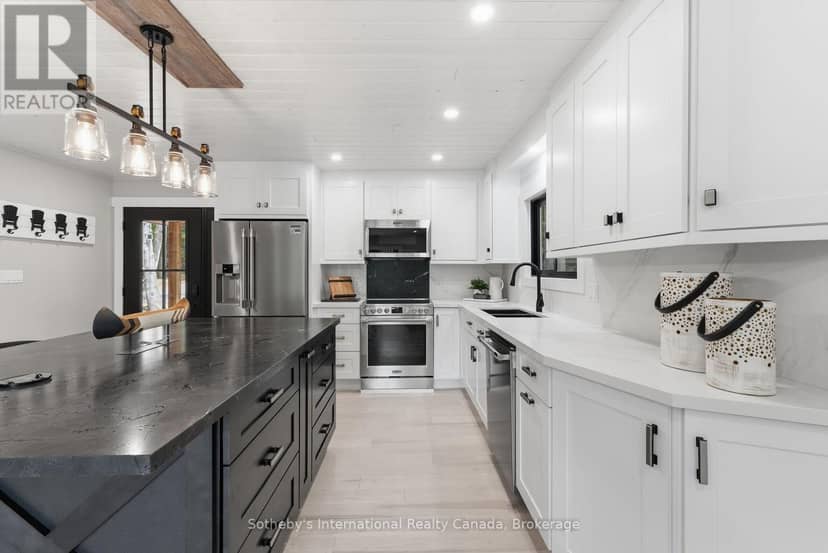 1023 Strachan Point Road, Muskoka Lakes, photo 2