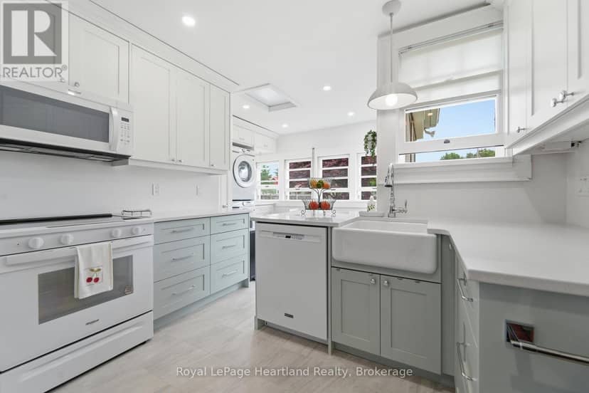 284 Elgin Avenue W — photo 15 of 40